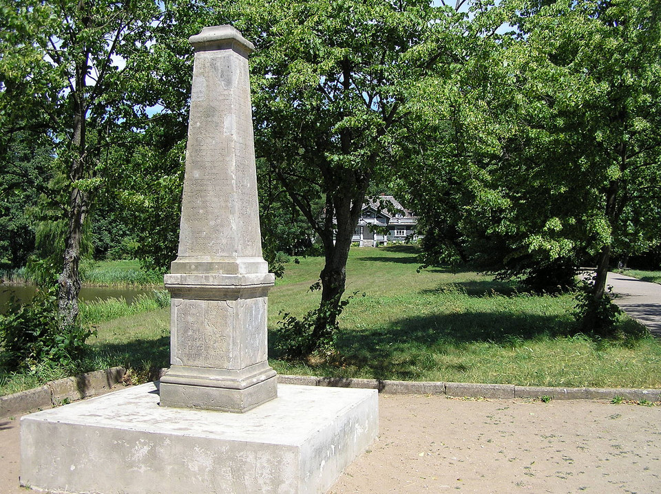 Obelisk na pamiątkę polowania Augusta III Sasa w Puszczy Białowieskiej w 1752 r.