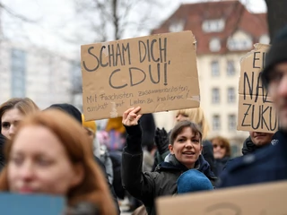 Protesty przeciwko rezultatom wyborów w Turyngii. Premierem landu został liberał Thomas Kemmerich, zwyciężając dzięki głosom CDU, FDP i antyimigranckiej AfD. Erfurt, 6.02.2020