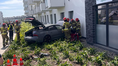 Potrącił kobietę z wózkiem i rozbił auto o budynek. Dramatyczny wypadek w Gdańsku