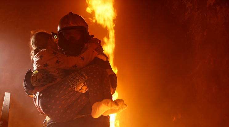 Tizenhárom embert kellett kimenekíteni egy lángoló társasházból / Illusztráció: Shutterstock