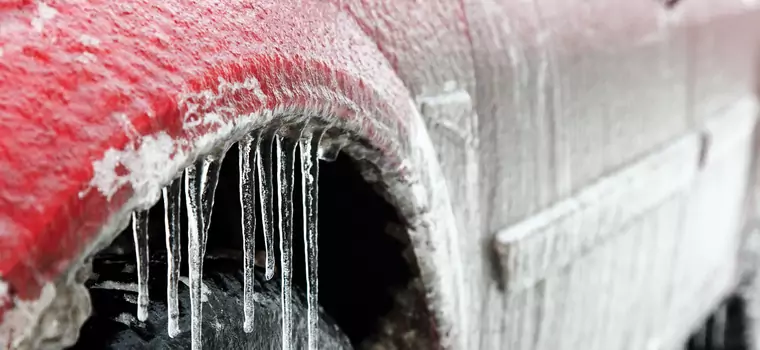 Samochody zmieniły się w lodowe bryły. Niebezpieczna pogoda powróci. "Najgorszy możliwy opad"