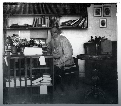 Lav Tolstoj u radnoj sobi 1908.