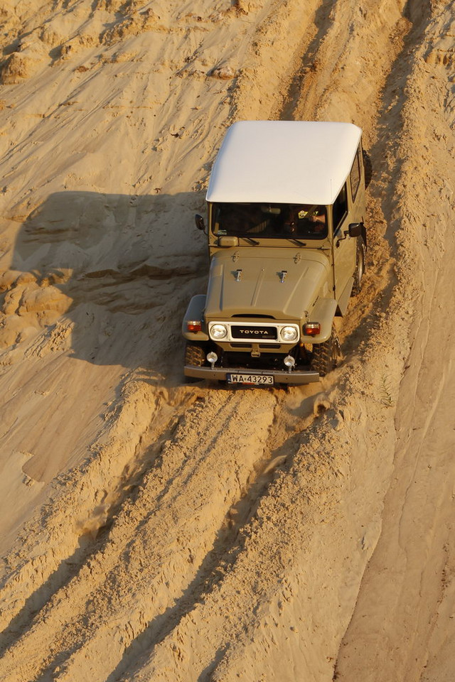 Land Cruiser BJ42 w terenie