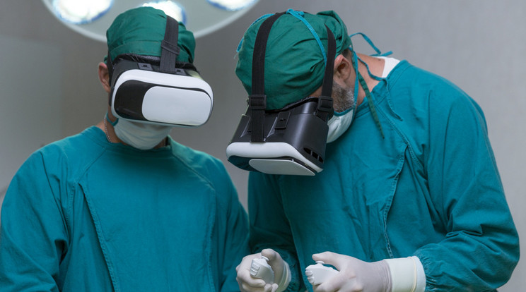A VR-szemüvegekkel az orvosok pontosan azt látják, amit majd az operáció közben is, így még jobban, személyre szabottan készülhetnek fel a beavatkozásra. Ez pedig kevesebb komplikációt és gyorsabb gyógyulást eredményez. / Fotó illusztráció: Getty Images