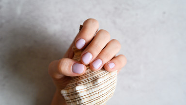 Mauve nails to hit tego sezonu. Na czym polega?