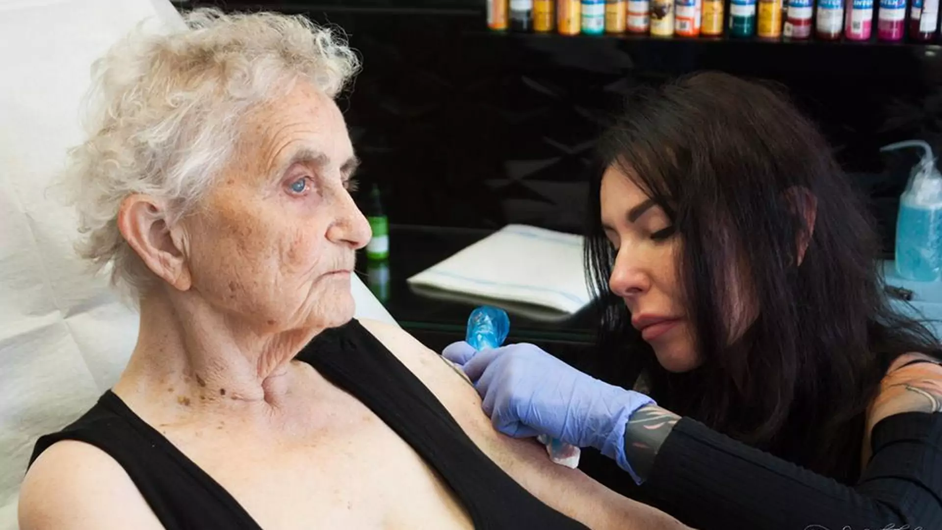Ta 80-latka ze Świnoujścia na pewno nie hejtuje tatuaży wnuczków. Właśnie zrobiła sobie pierwszą dziarę