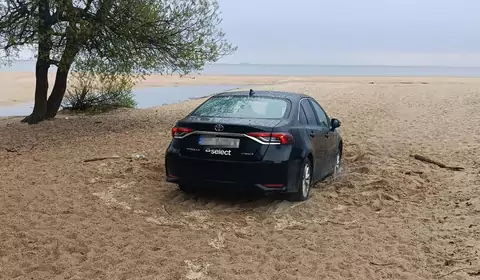 Wjechał Toyotą na plażę w Gdańsku. Kierowca ukarany mandatami i nie tylko