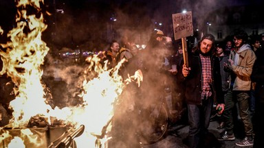 Na ulicach Paryża wrze. Media: Francja jest na granicy krachu politycznego