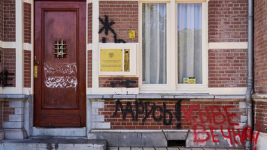 Wybite okna i wymowne hasła na murze ambasady Białorusi w Hadze. "Luka terrorist"