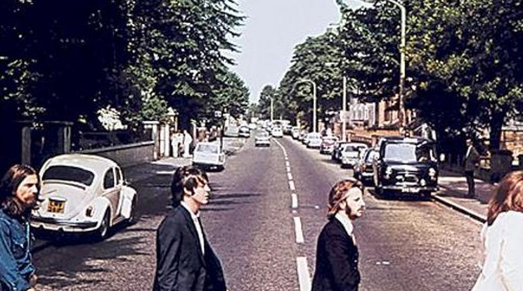 Így mászkált a Beatles a zebrán