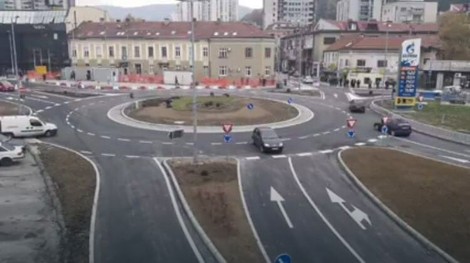 Drugi prekršaj: Iz kružnog toka izašao trakom sa ulazak u raskrsnicu
