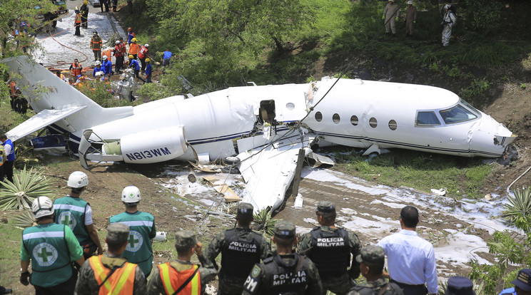 Honduras lezuhant repülő /Fotó: MTI -EPA-Gustavo Amador