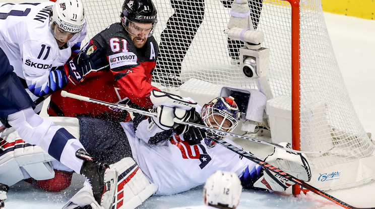 A kanadai Mark Stone (piros mezben) nem kímélte az amerikaiak kapusát, Cory Schneidert / Fotó: MTI/EPA-MARTIN DIVISEK