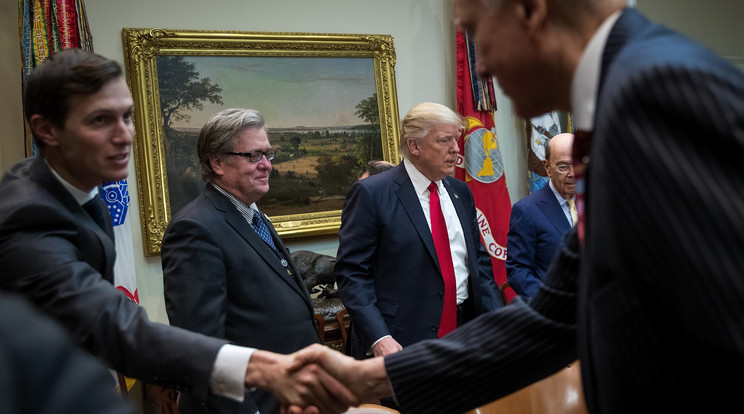 Steve Bannon (balra) tavaly augusztusig elnöki tanácsadóként dolgozott Donald Trump mellett /Fo­tó: Getty Images