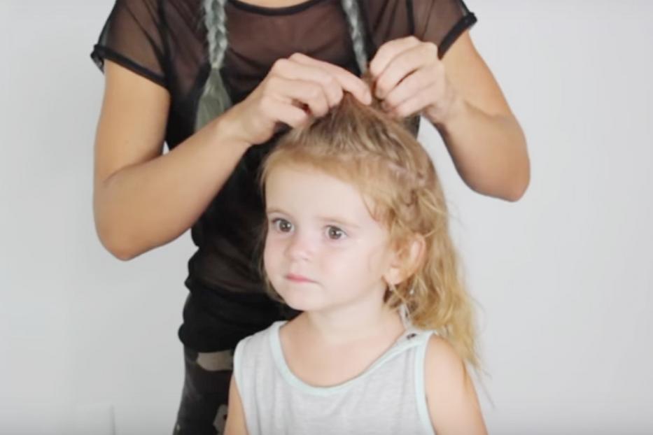Gyalázzák az interneten a kétéves kislány anyukáját, mert ezt csinálta a lányával