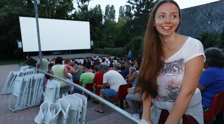 Anna (18) a közelben dolgozik, már hatodszor járt 
este Akali kertmozijában /Fotó: Fuszek Gábor