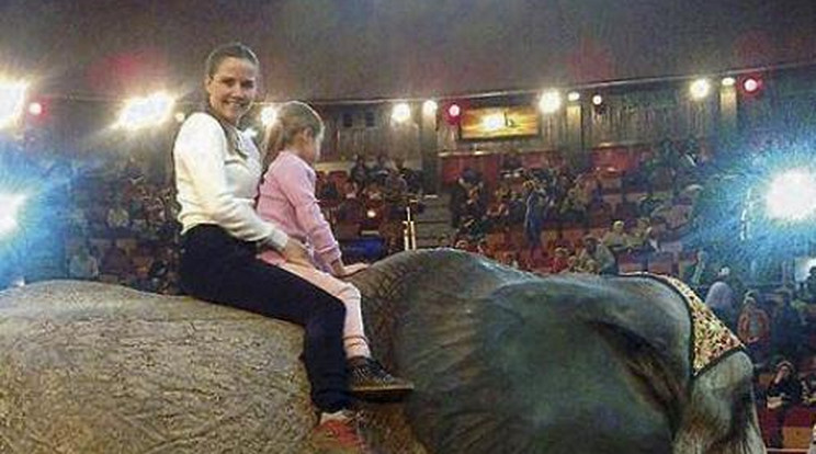 Elefánt hátán cirkuszolt Toncsi és Babika