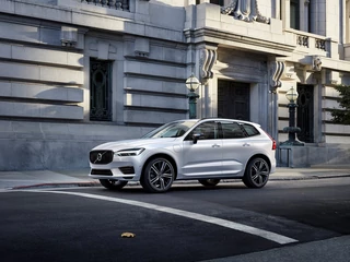 Volvo XC60 Recharge Plug-in Hybrid R-Design jest jednym z samochodów premium, który spotyka się z zainteresowaniem klientów w czasie pandemii koronawirusa.