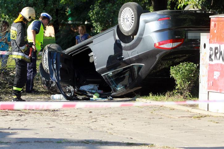 Pijany kierowca miał wypadek i zniszczył cztery auta. Sam