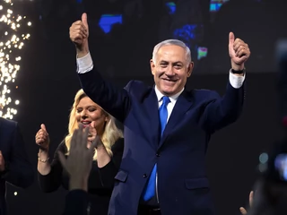 Benjamin Netanjahu cieszy się ze zwycięstwa w wyborach