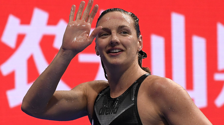 A győztes Hosszú Katinka a női 200 méteres vegyesúszás döntője után a budapesti úszó világkupán a Duna Arénában /Fotó: MTI/Kovács Tamás