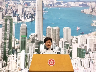 Carrie Lam, szefowa administracji Hongkongu, ogłasza decyzję o zawieszeniu prac nad zmianami prawa ekstradycyjnego. Hongkong, 15 czerwca 2019 r.