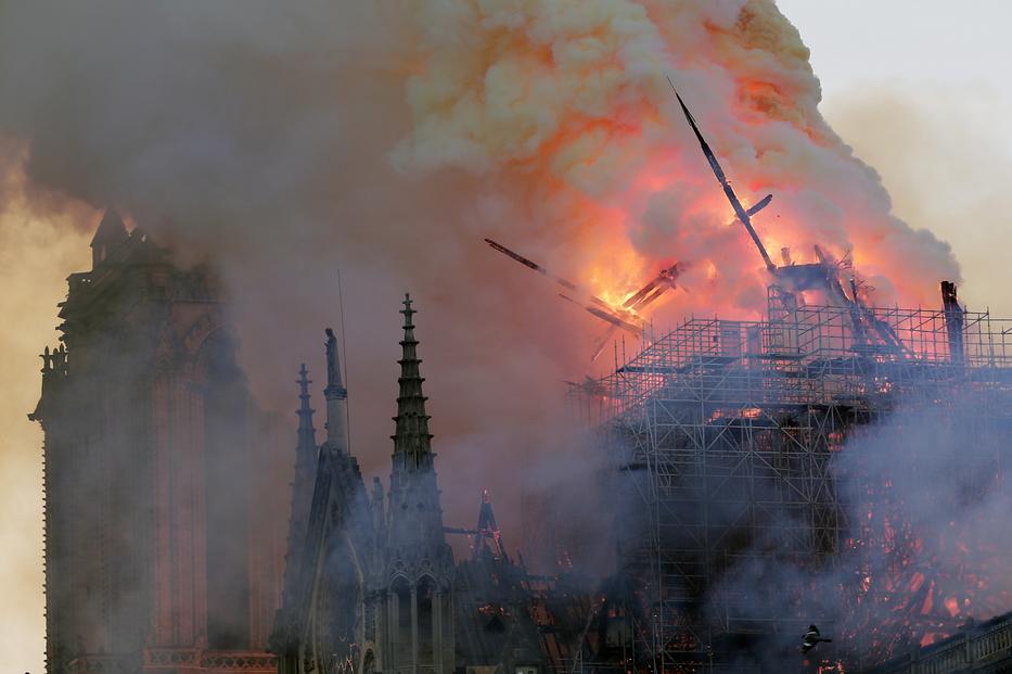 Lángokban áll a párizsi Notre Dame / Fotó: EPA