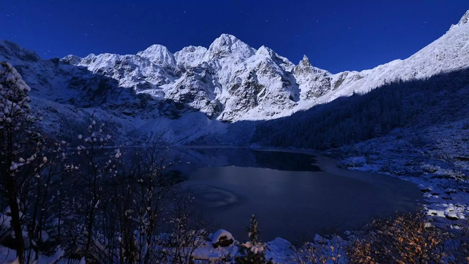 Nieliczni mogli podziwiać Superksiężyc znad Morskiego Oka w Tatrach. Widok zapiera dech w piersiach