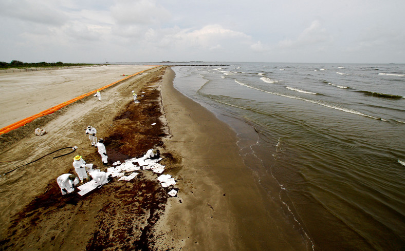 Katastrofa w Zatoce Meksykańskiej: Grand Isle, Louisiana, USA. Pracownik BP oczyszczają plażę z resztek ropy. Foto: Derick E. Hingle/Bloomberg