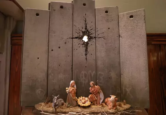 Dziura po kuli zamiast gwiazdy - bożonarodzeniowa szopka Banksy’ego