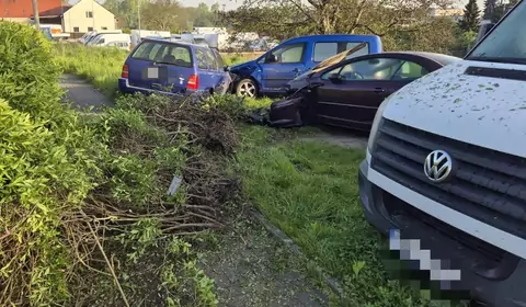 Policjanci zatrzymali uciekiniera. Stracił panowanie nad autem i rozbił dwa samochody