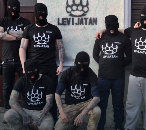 Mladići iz grupe "Levijatan" poziraju u fantomkama