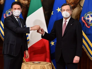 Odchodzący premier Giuseppe Conte przekazuje symbolicznie władzę nowemu szefowi rządu Mario Draghiemu
