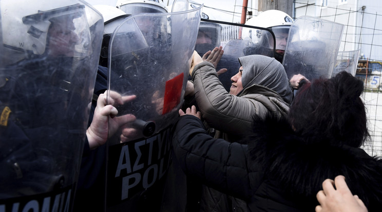 Diavatában lévő migránstábor előtt több száz, Görögország különböző részeiből érkezett migráns gyűlt össze, hogy az észak-macedóniai határon áttörve, a Balkán-félsziget országain keresztül az Európai Unió gazdagabb államaiba vonuljon  / Fotó: MTI AP Jánisz Papanikosz