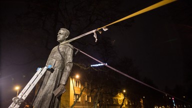 Poseł PO: kto stał za ludźmi, którzy obalili pomnik ks. Jankowskiego? Jest mocna odpowiedź