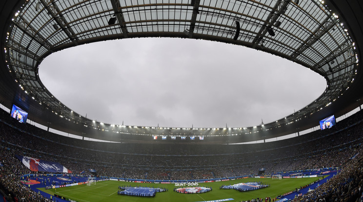 A Stade d France mellett felrobbantottak egy autót