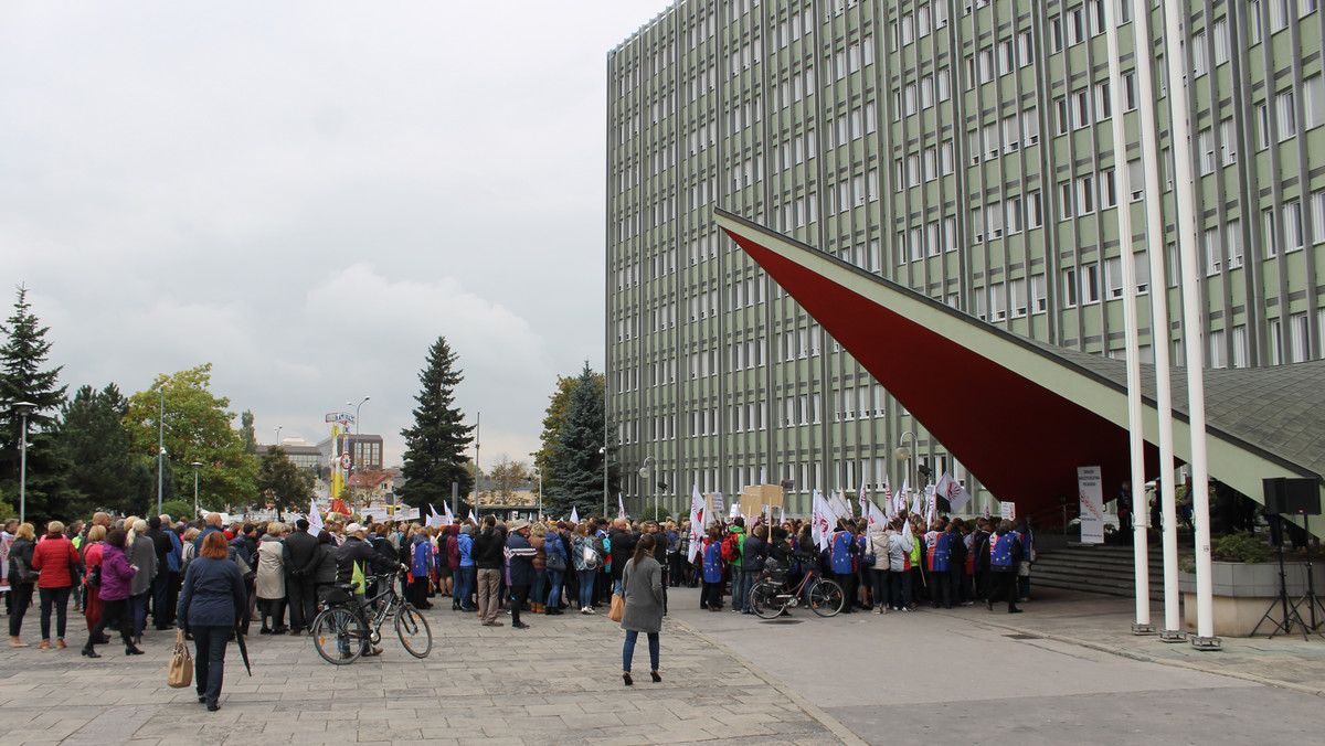 Kielce: "NIE" dla reformy edukacji. Głośny protest świętokrzyskich nauczycieli 