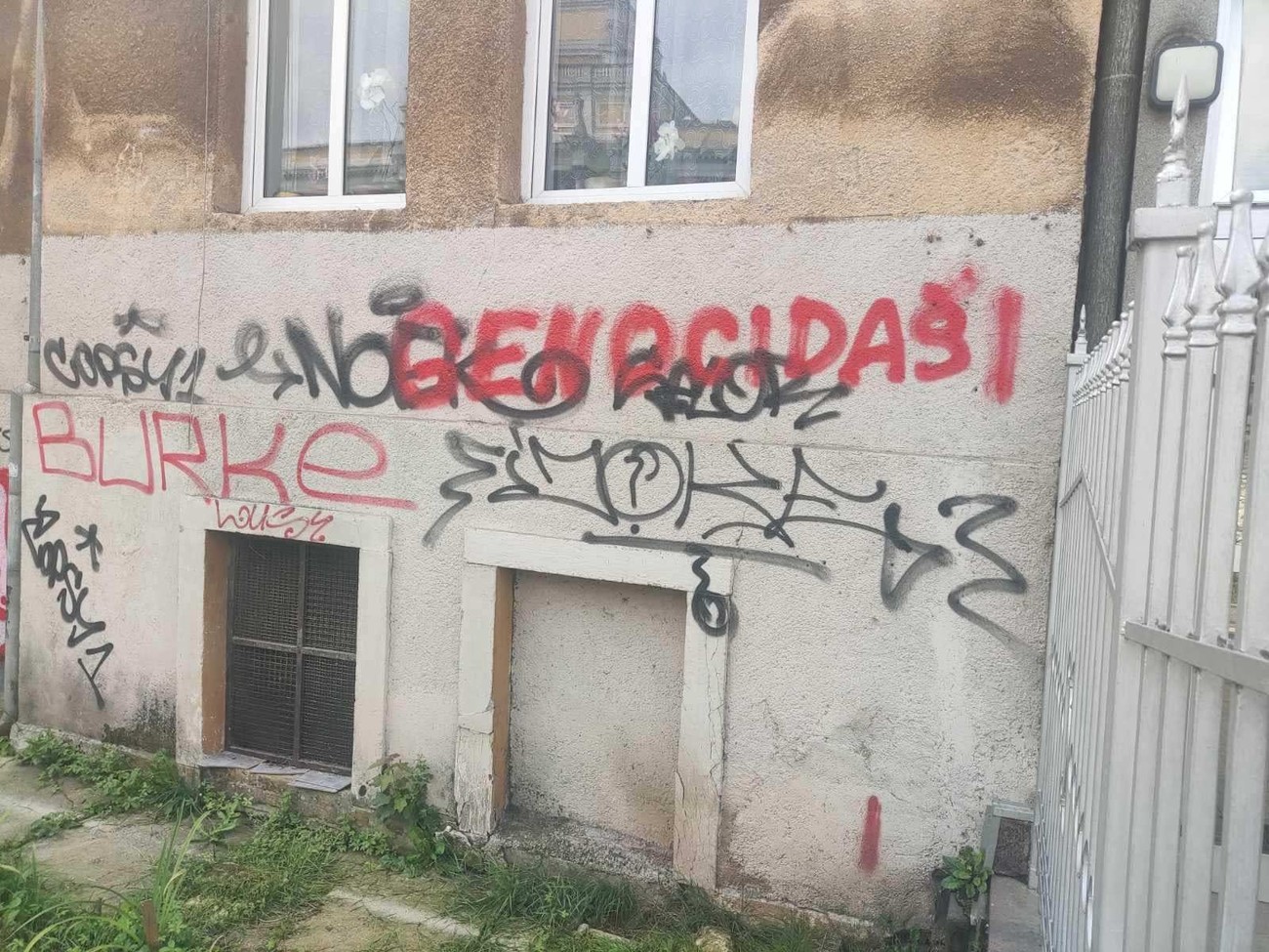 Na Zgradi Pored Ambasade Srbije U Sarajevu Ispisan Neprimereni Grafit