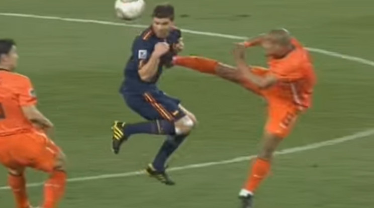 De Jong megúszta brutális faultját / Fotó: YouTube