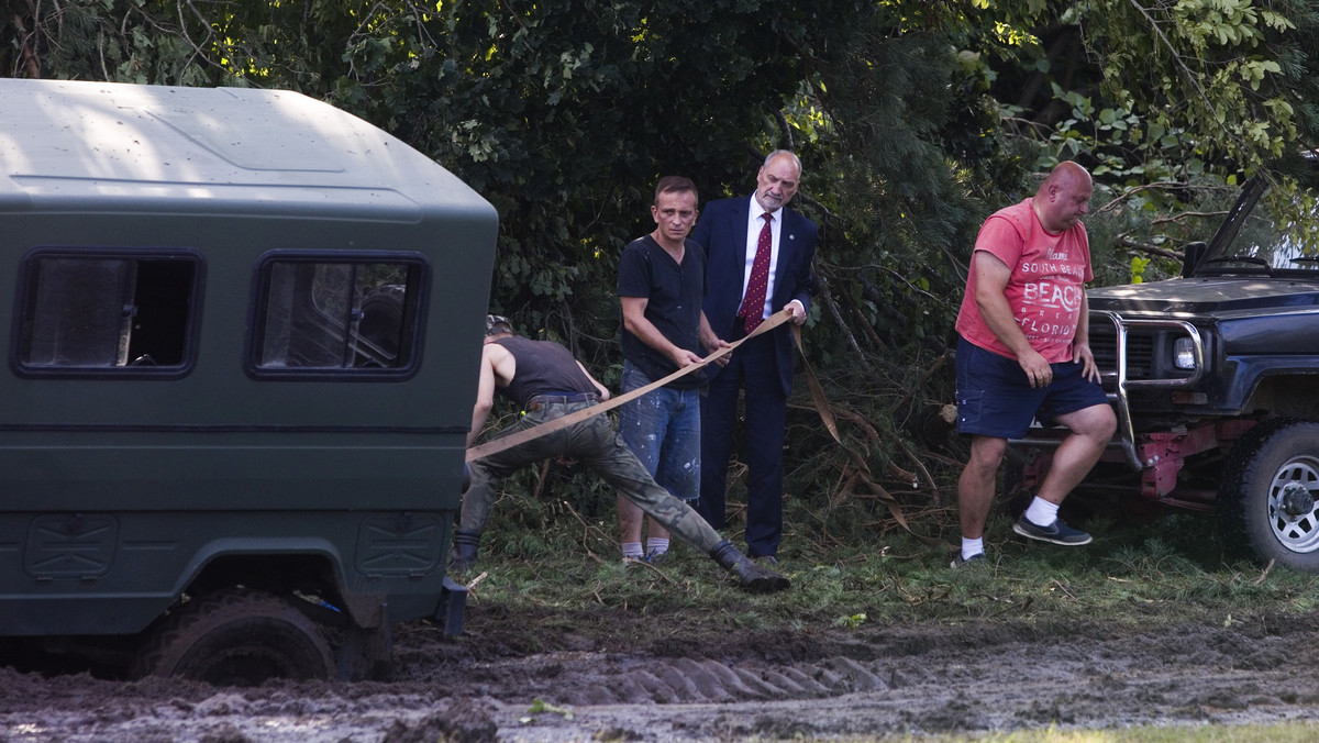 Samochód z ministrem zakopał się w błocie