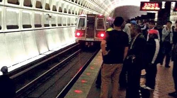 Méterekkel az öngyilkos előtt megállt a metró