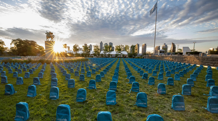 Az UNICEF iskolatáskákból álló, temetőre emlékeztető installációja New York-ban / Fotó: UNICEF