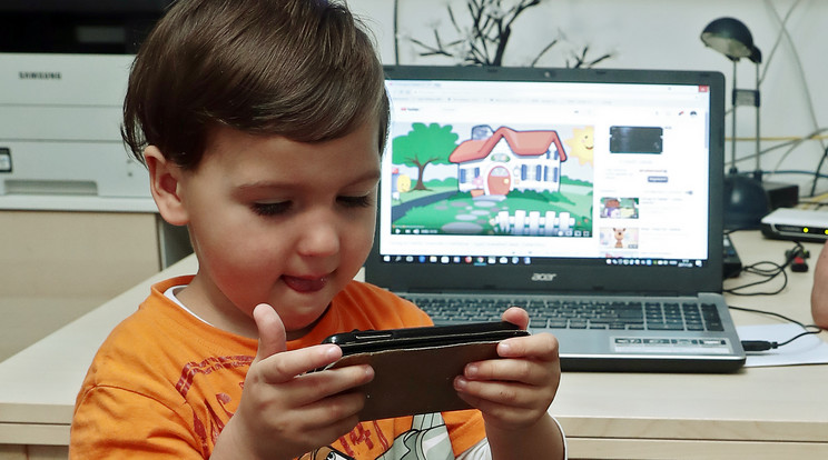 Kristóf (3) már könnyedén 
megtalálja kedvenc meséjét a youtube-on, tévét szinte már csak a nagyival néz /Fotó: Isza Ferenc