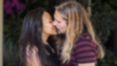 Ciężarna Zoe Saldana całuje się z mężem