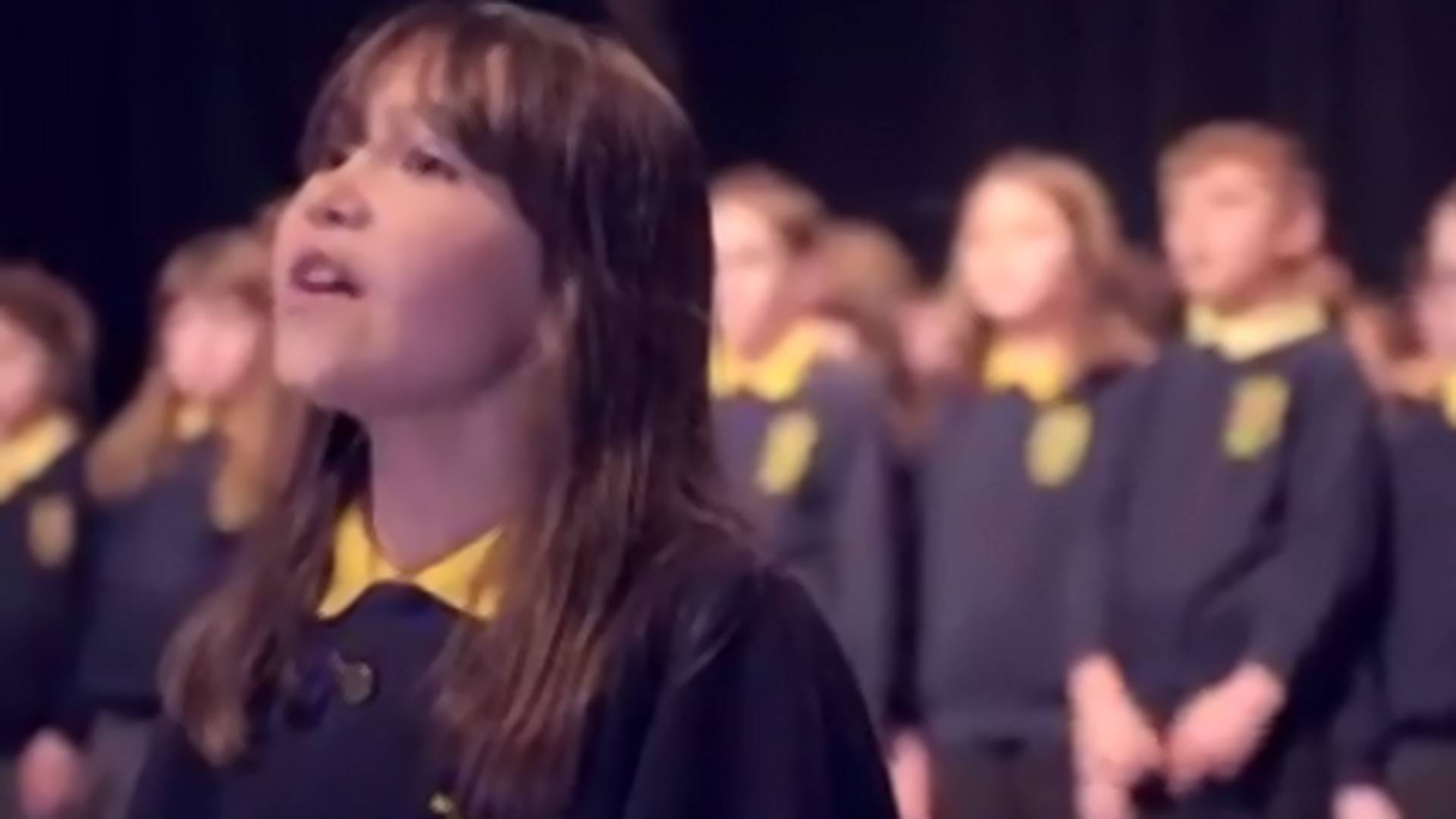 Autistična devojčica je zapevala Koenovu "Hallelujah" - svet je zaćutao