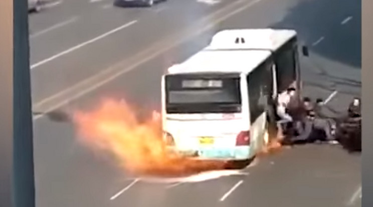 A busz hatalmas lángokkal égett, mikor még utasok voltak a fedélzetén