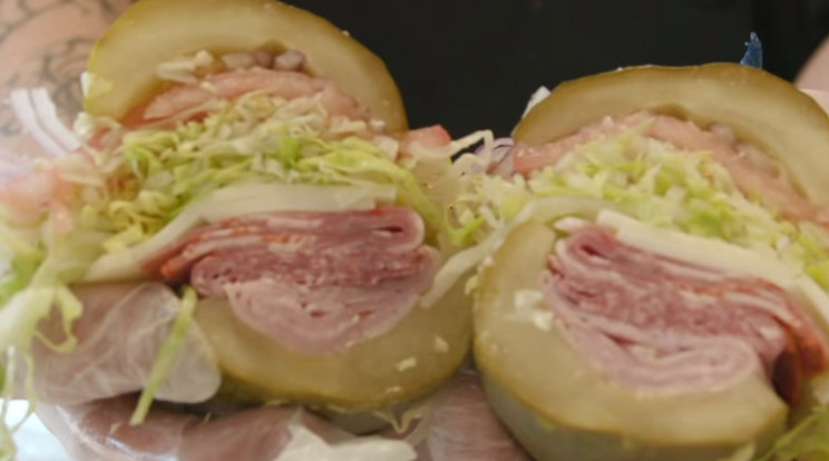 New Jersey-ben egy Elsie nevű étterem létrehozta azt a szendvicset, amelynek a bucija egy óriási uborka / Fotó: Facebook