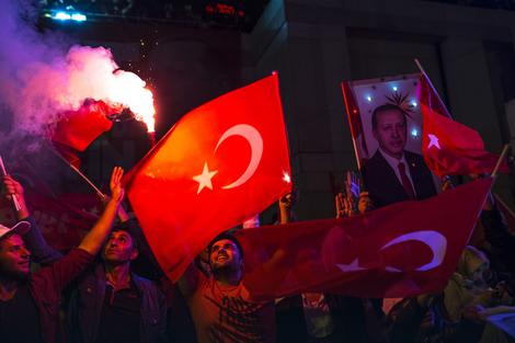 Erdoganova sultanska pozicija biće još destruktivnija  DxWktkqTURBXy85NmE1MmQ2MzllY2Y4N2JkOGExOGFkYTQ0NGI0MTdiYy5qcGVnk5UCzQMUAMLDlQLNAdYAwsOVB9kyL3B1bHNjbXMvTURBXy8xZDc0Y2I0MTcwNTk1MDQzNjYyOWNhYmQ2MDZmNTBmNi5wbmcHwgA