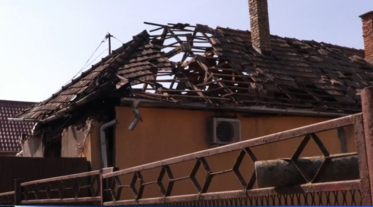 Tragédia ért egy cecei idős ötvösmester: romokban a háza és a kutyáit sem találja / Fotó: TV2 /