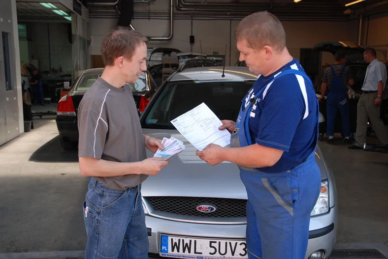 Zanim odstawicie auto mechanikowi, zastrzeżcie, żeby informował was o nieplanowanych pracach